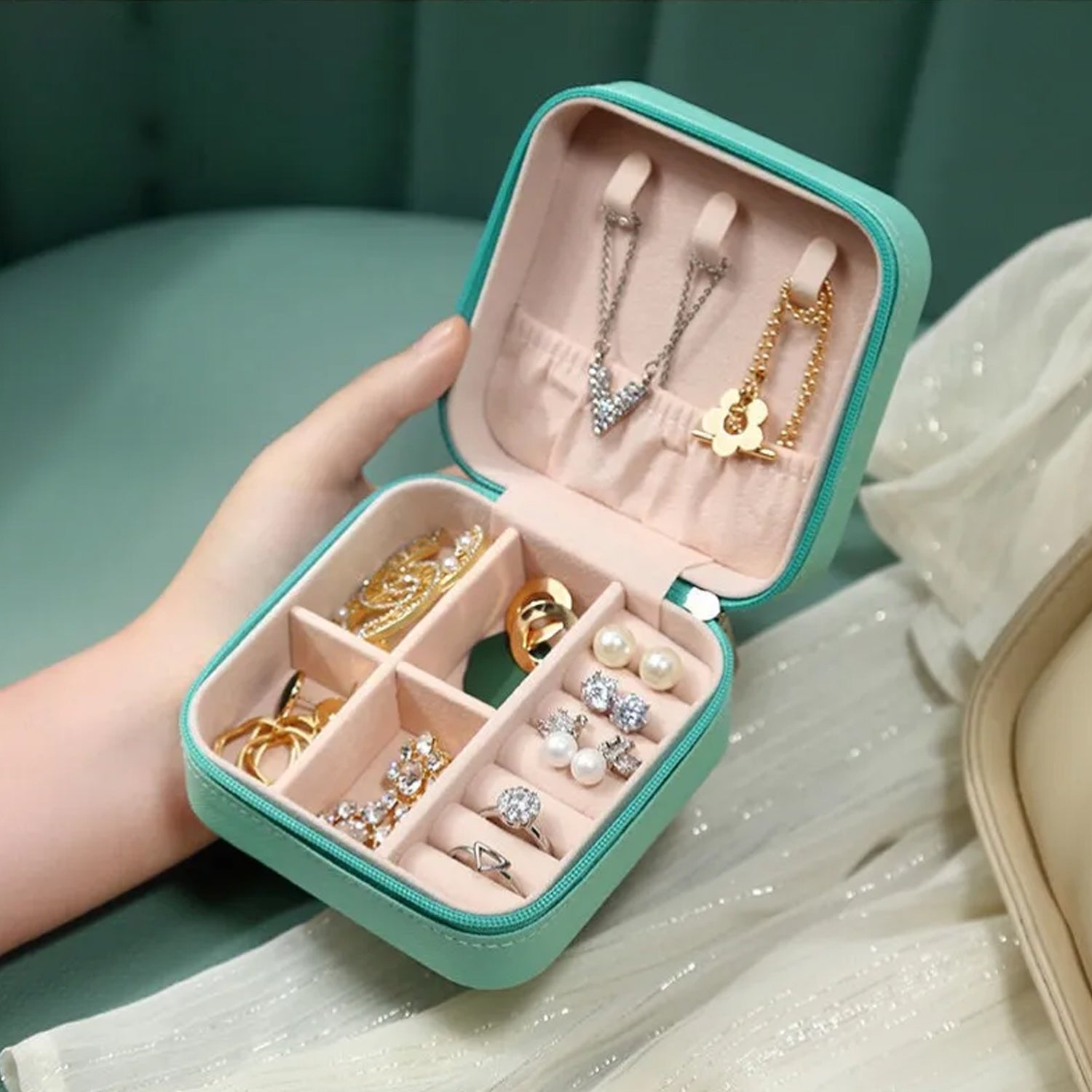 Jewellery Box for Women, Mini Portable Jewelry Box Organiser,PU Leather Jewlerrying Display Holder, Small Travel Jewellery Box for Girls, Women, Mother, Daughte, Travel Ring, Pendant, Earring, Necklace Storage Case